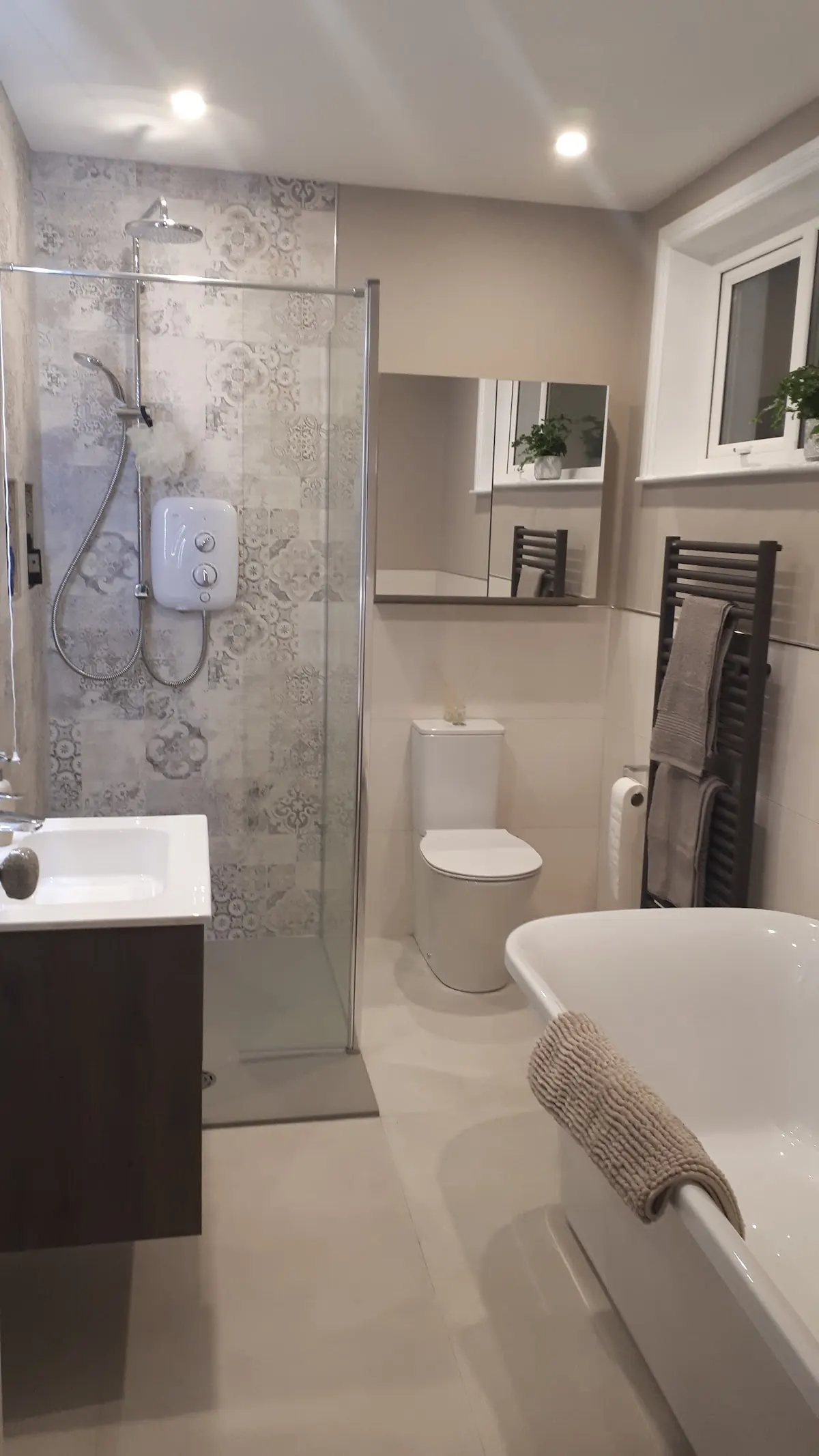 Bathroom with wall-hung vanity